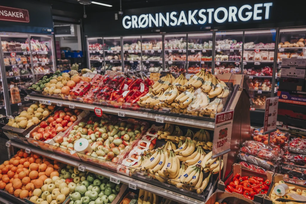 Fersk frukt og grønt i grønnsaksdisken hos Lerøy Mat