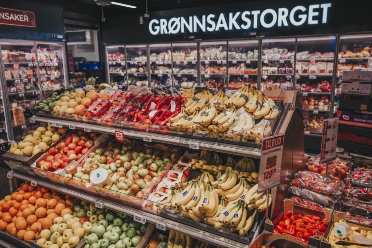 Fersk frukt og grønt i grønnsaksdisken hos Lerøy Mat