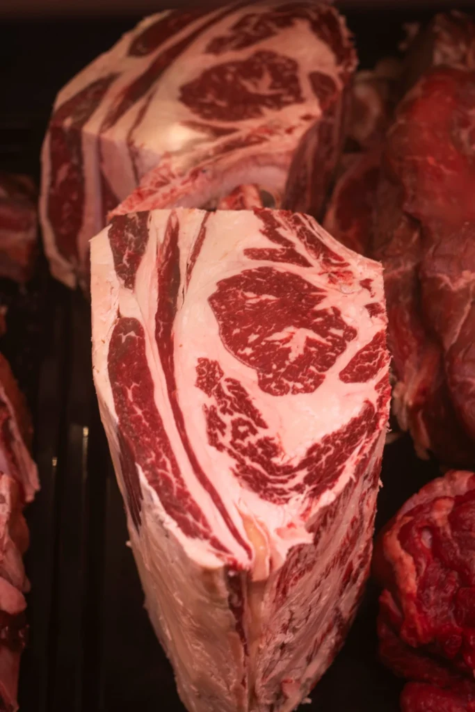 Marmorert côte de boeuf og andre storfestykker i ferskvaredisken hos Lerøy Mat